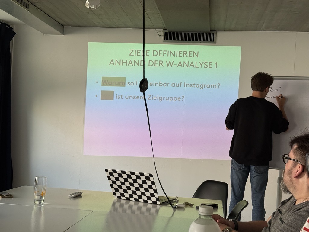 Auf dem Bild sieht man Yannick vorne, wie er unsere Zielideen notiert.