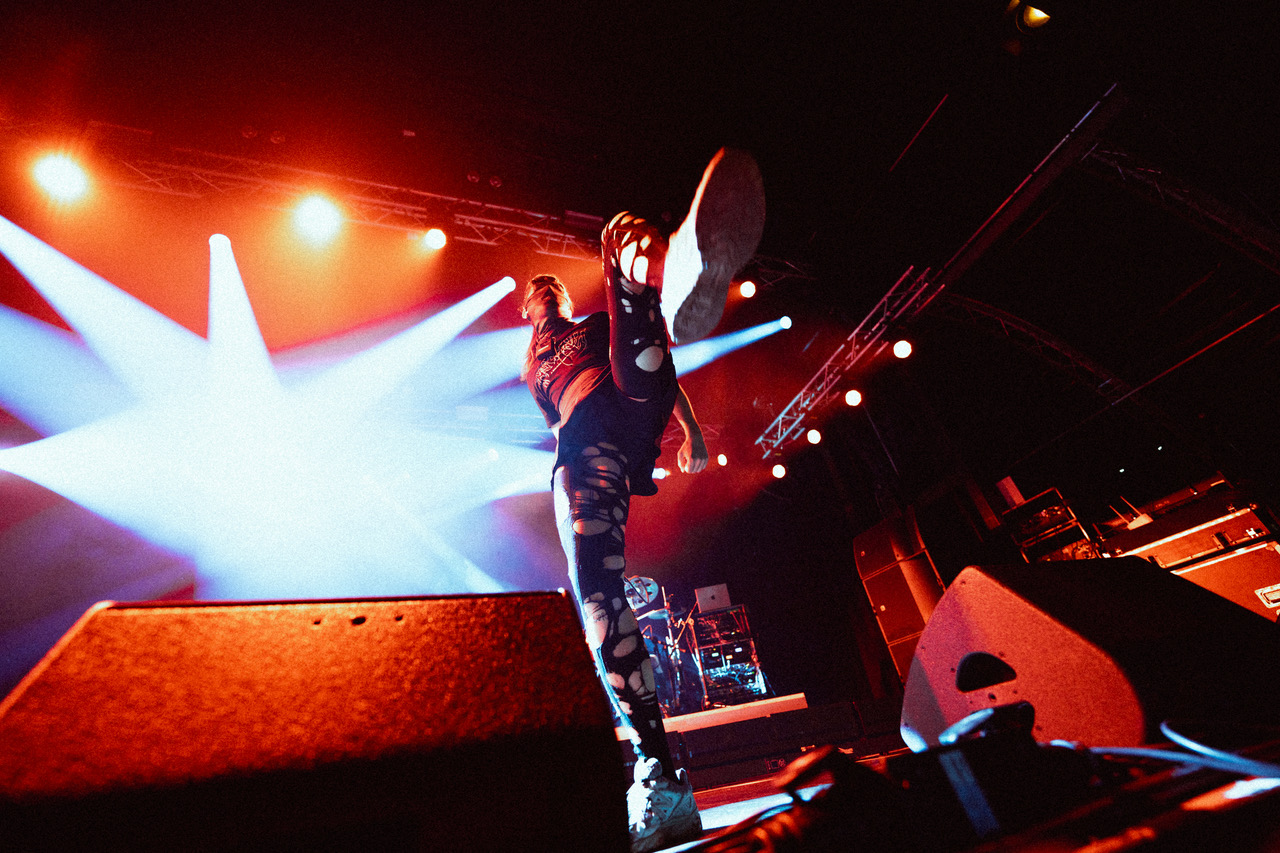 Foto von Dashcam*Devi auf der Bühne, rotes Licht