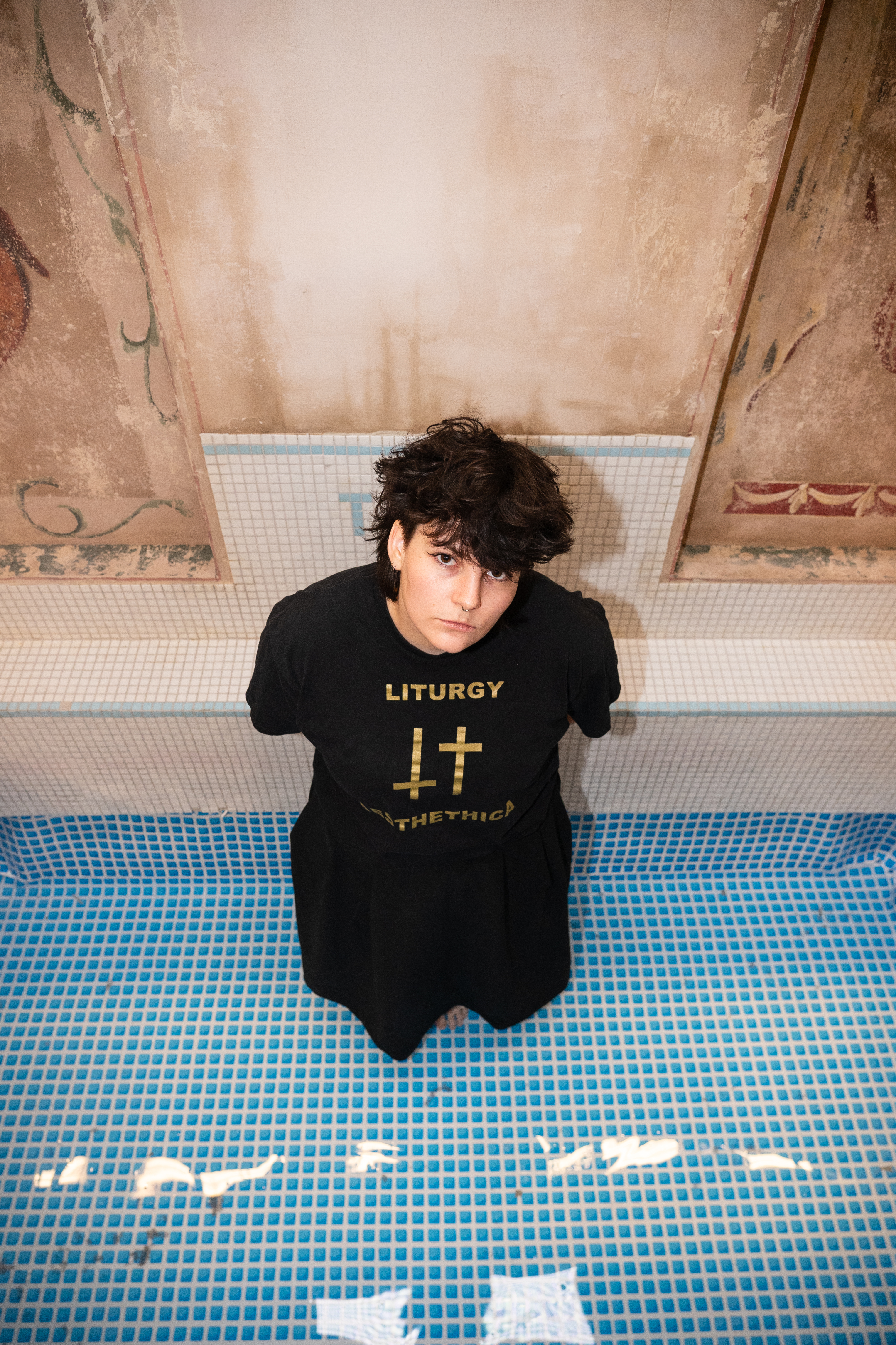 Eine weiblich gelesene Person schaut von unten in die Kamera.