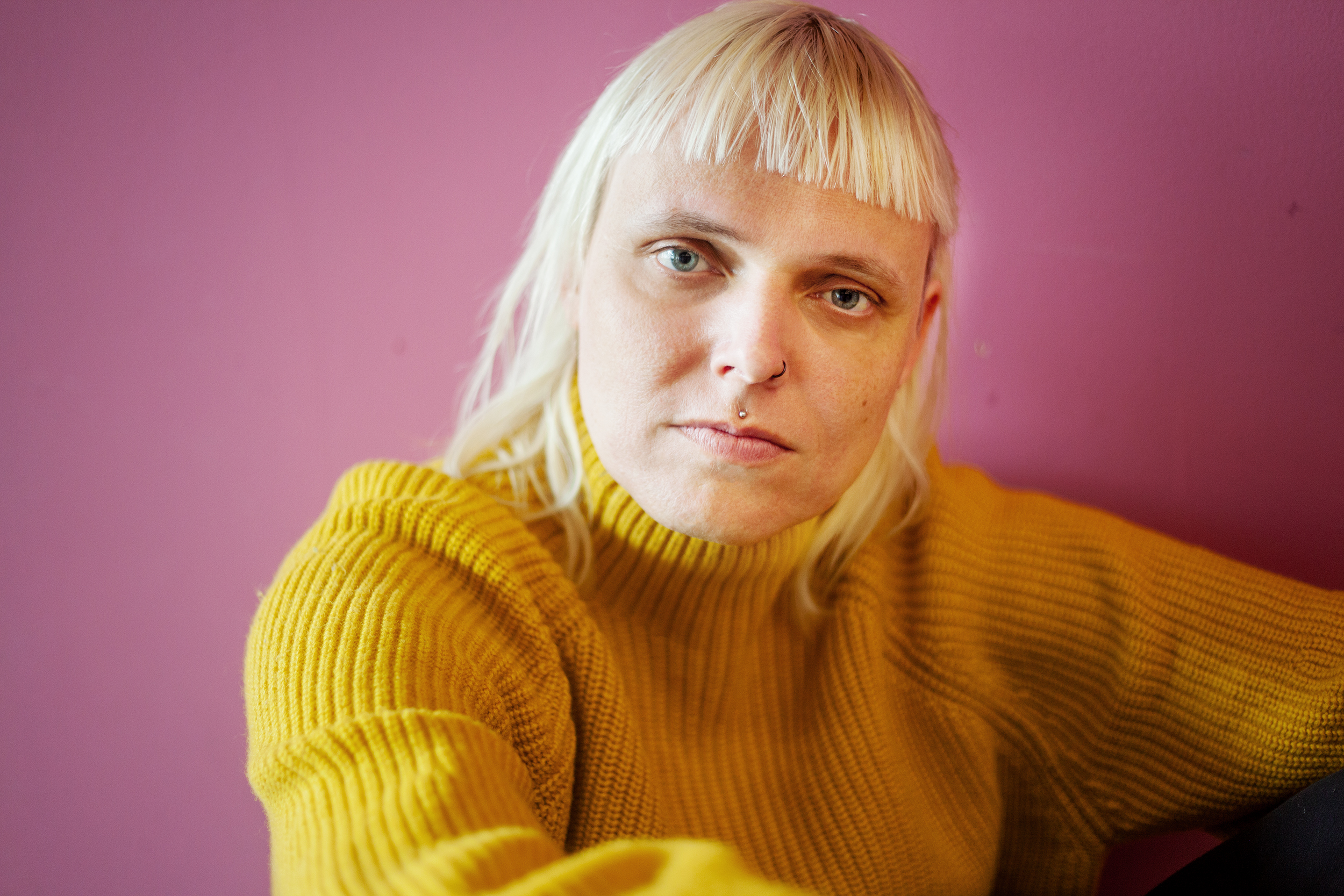 Eine weiblich gelesene Person mit blonden Haaren.