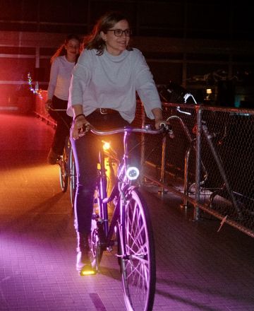 Eine Frau am Velo fahren und Ihre Tochter auch am Velo Fahren hinter ihre Mutter aber separates Velo