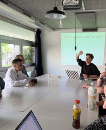 Auf dem Bild sieht man ein Team von vereinbar und ganz vorne Yannik, wie er uns in das Thema Social Media einführt.