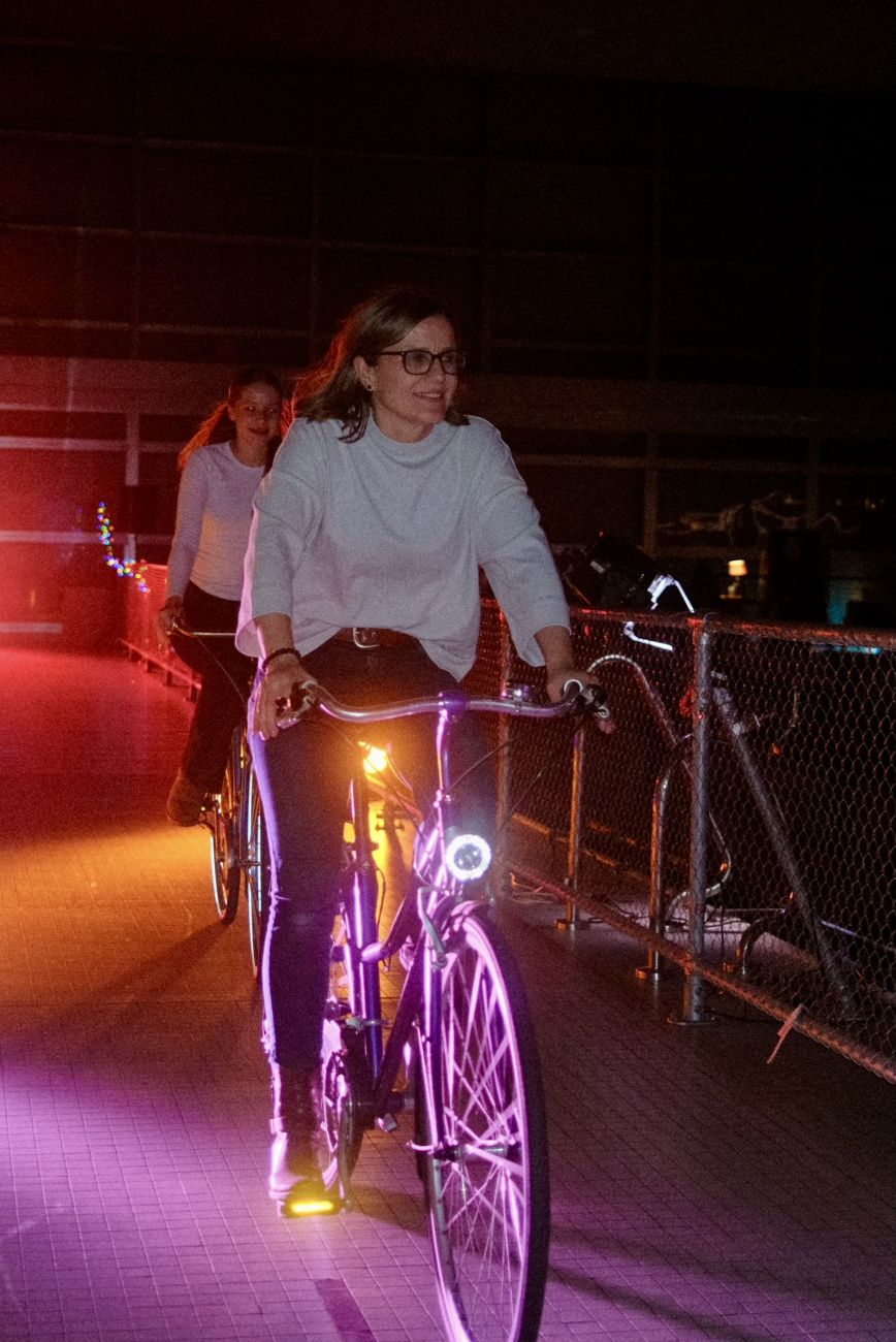 Eine Frau am Velo fahren und Ihre Tochter auch am Velo Fahren hinter ihre Mutter aber separates Velo