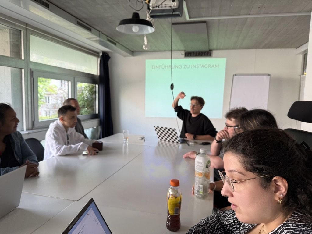 Auf dem Bild sieht man ein Team von vereinbar und ganz vorne Yannik, wie er uns in das Thema Social Media einführt.