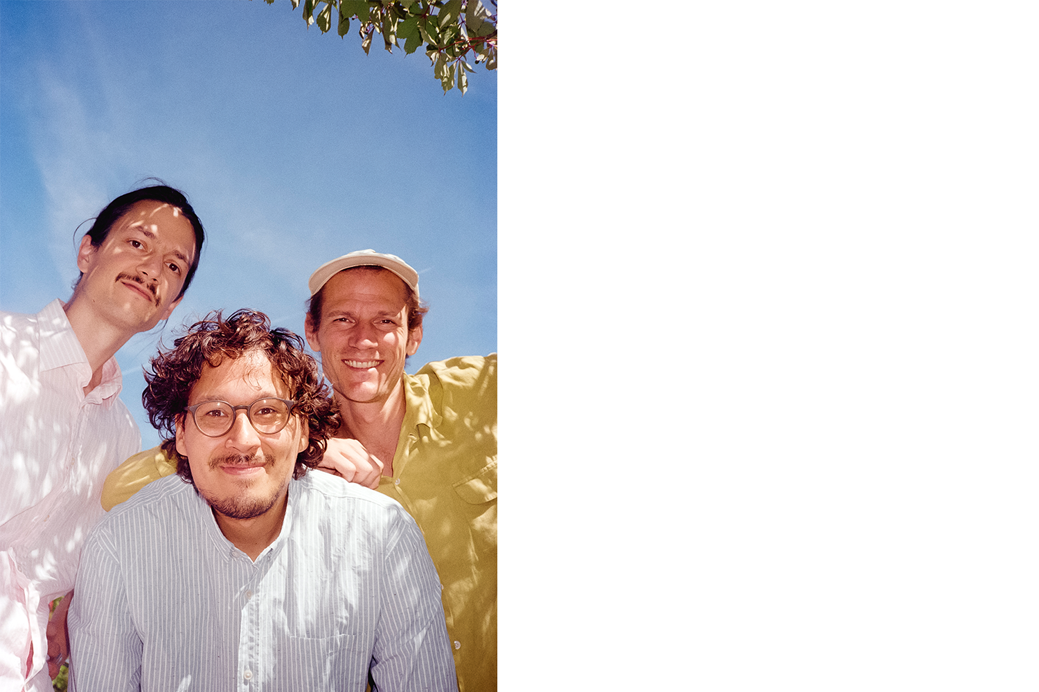 drei Männer starren in die Kamera