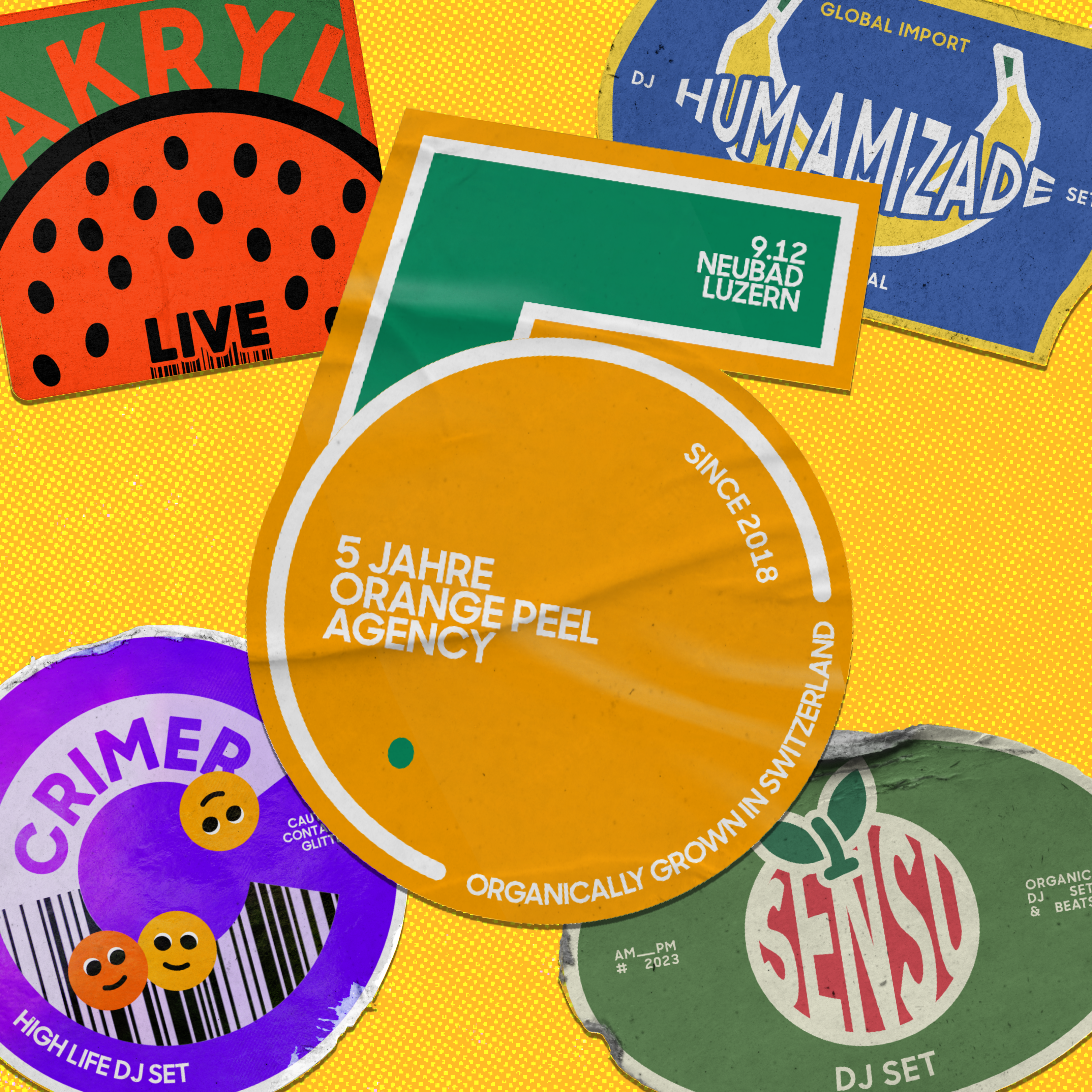 Ein gelbes Plakat mit versch. STickern darauf in verschiedenen Farben. Auf den Stickern sind die Namen der auftretenden Künstler*innen.