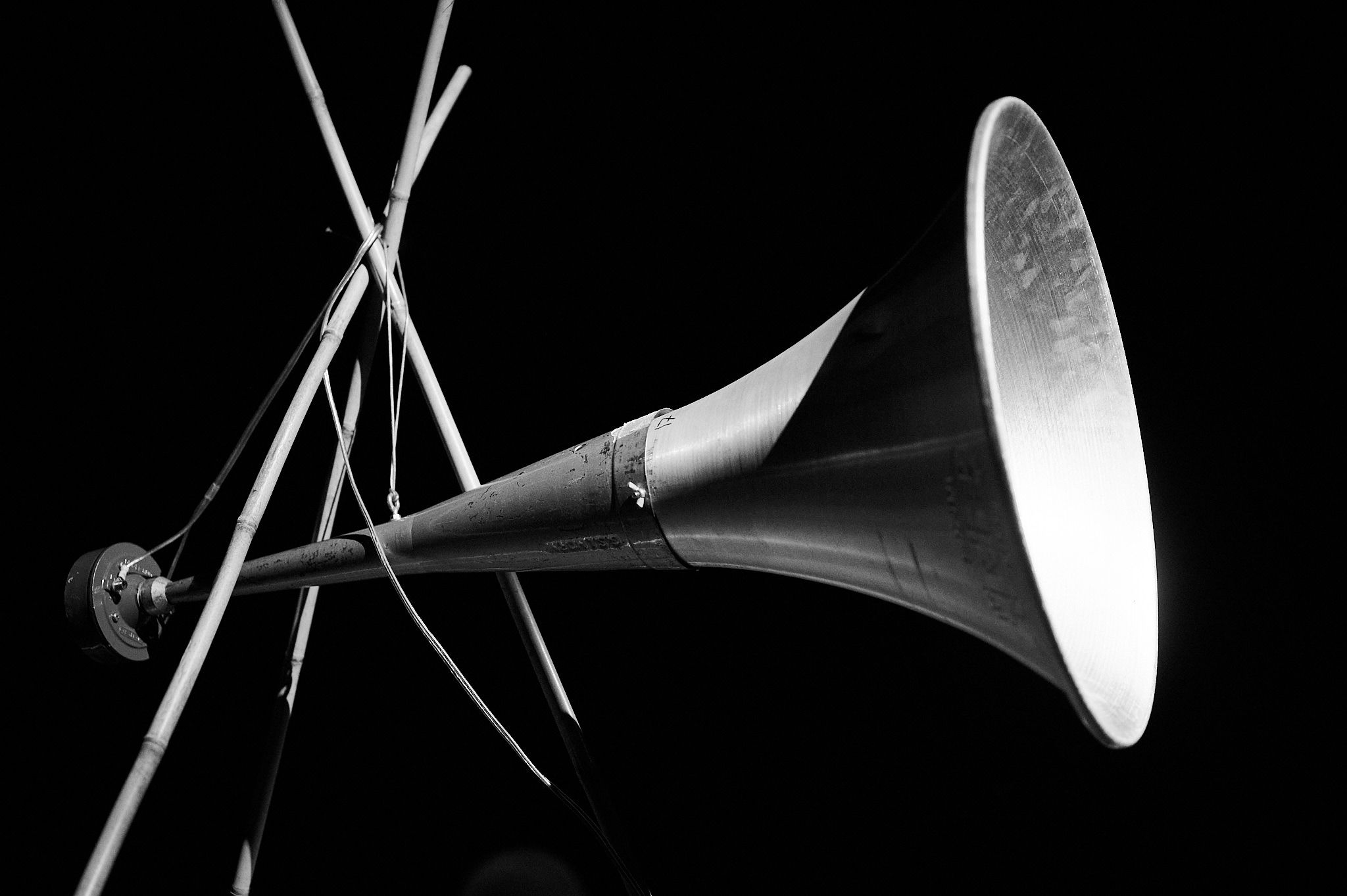 Ein Lautsprecher in einer schwarz-weiss Fotografie