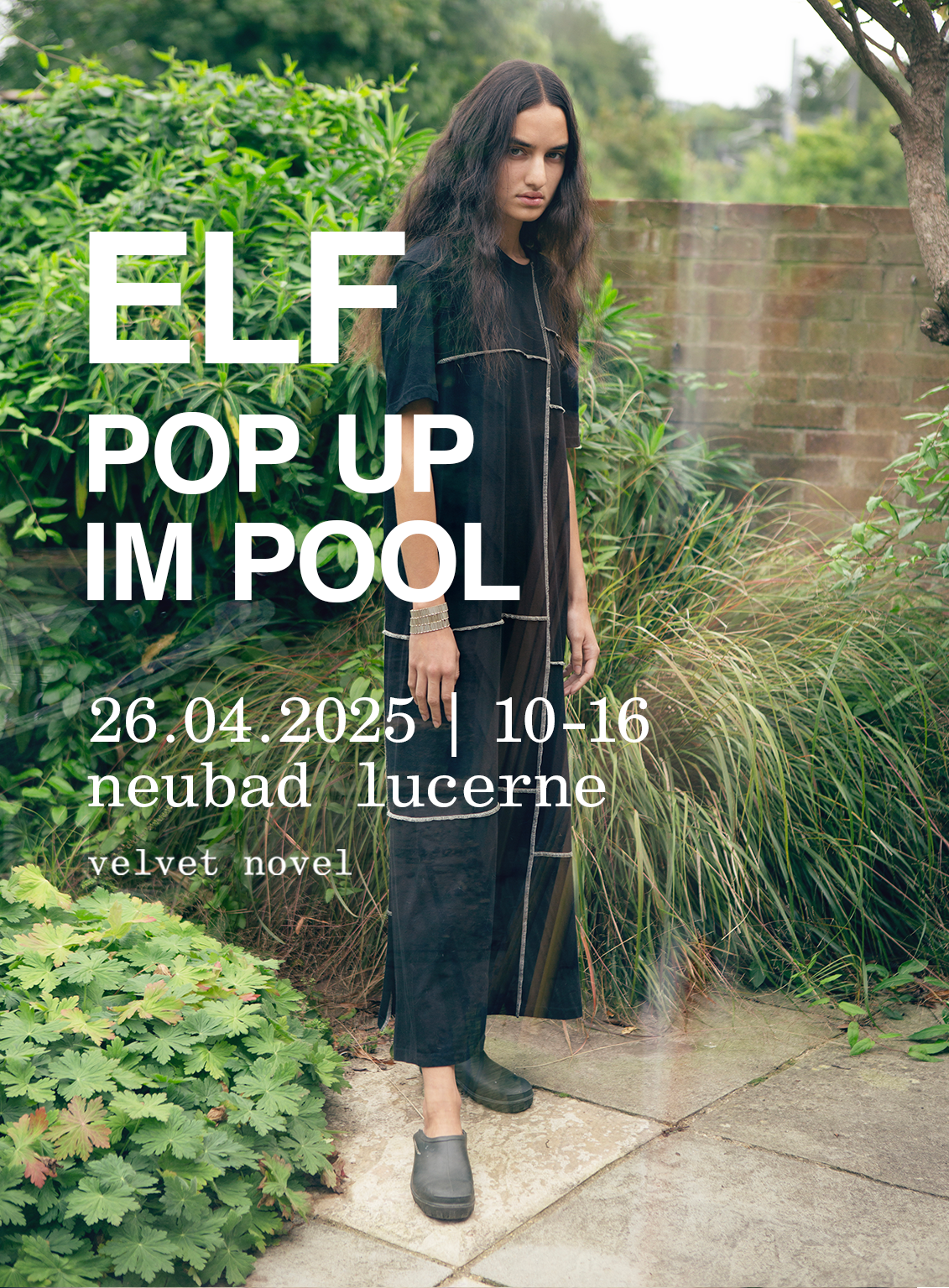 Fotografie mit BEschriftung. Eine Frau in einem dunklen Kleid und dunklen Haaren steht vor grünen Büschen. Darüber ist eine weisse Schrift.