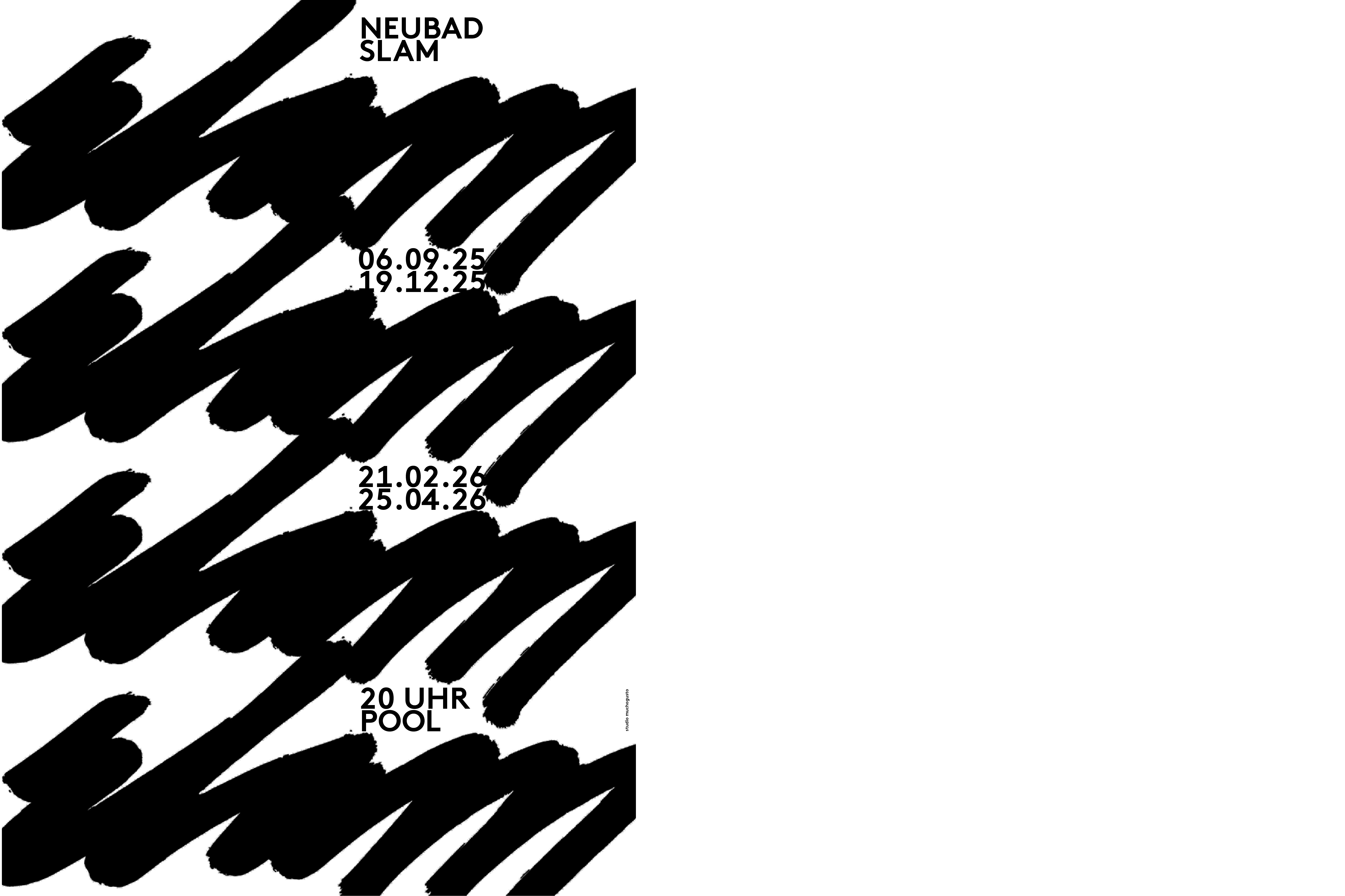 Viermal identisch in handschrift geschriebener Text: Slam. Dazwischen sind die einzelnden Daten für die kommenden Slams eingetragen: 6. September 2025, 19. Dezember 2025, 21. Februar 2026, 25. April 2026 und die Uhrzeit: 20 Uhr im Pool 