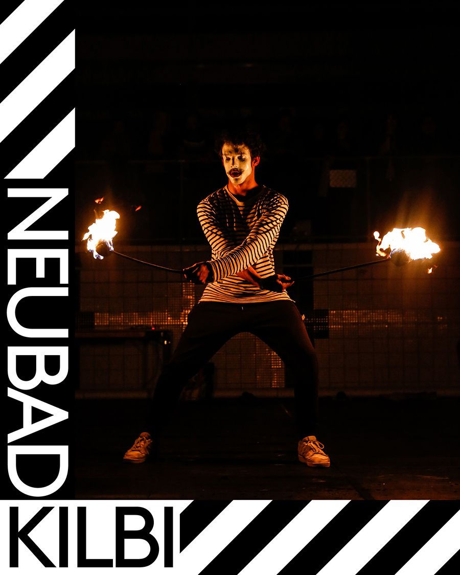 Ein Pantomime jongliert mit Feuer