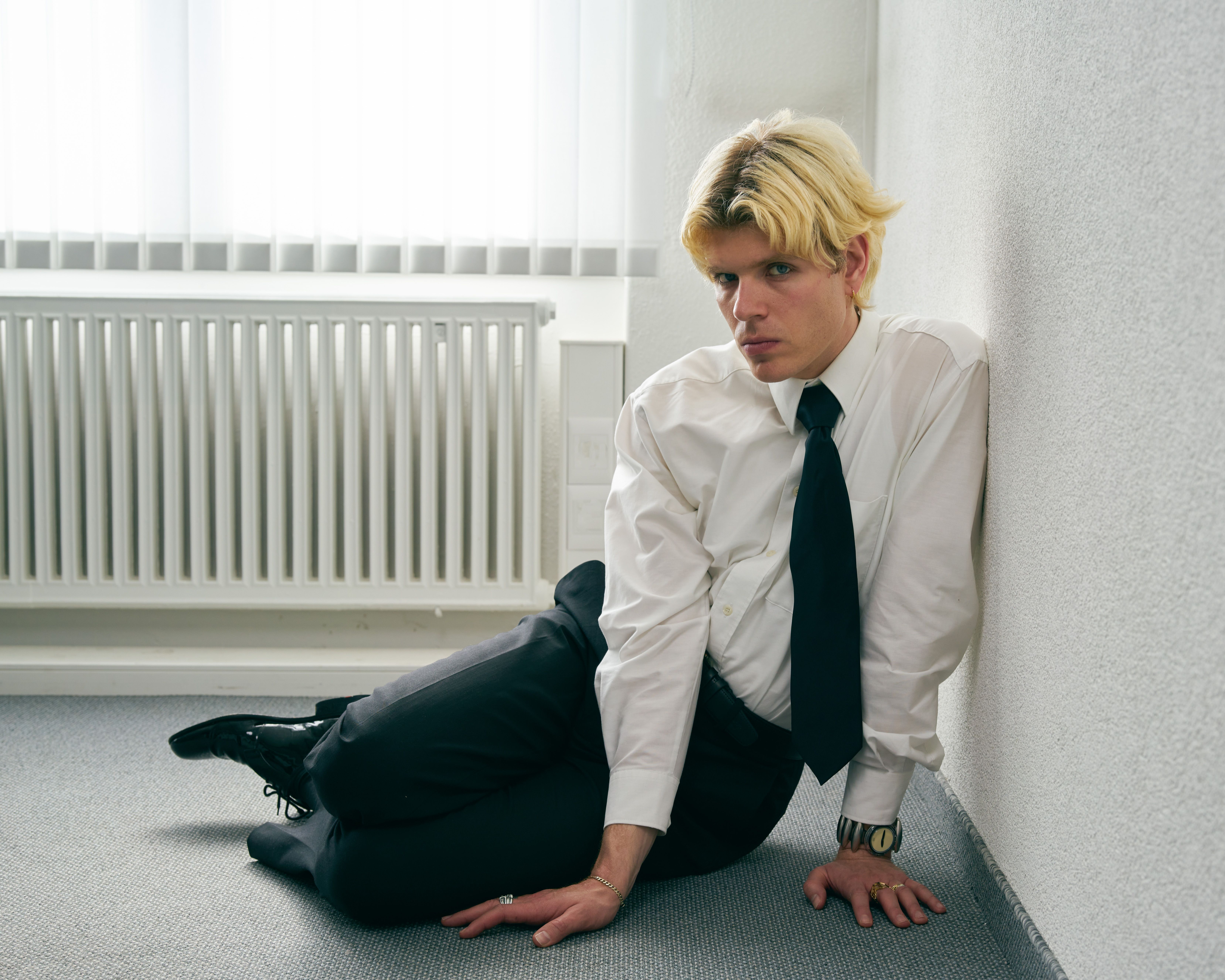 Auf dem Bild ist Crimer zu sehen, sitzend auf dem Boden eines Büroraums