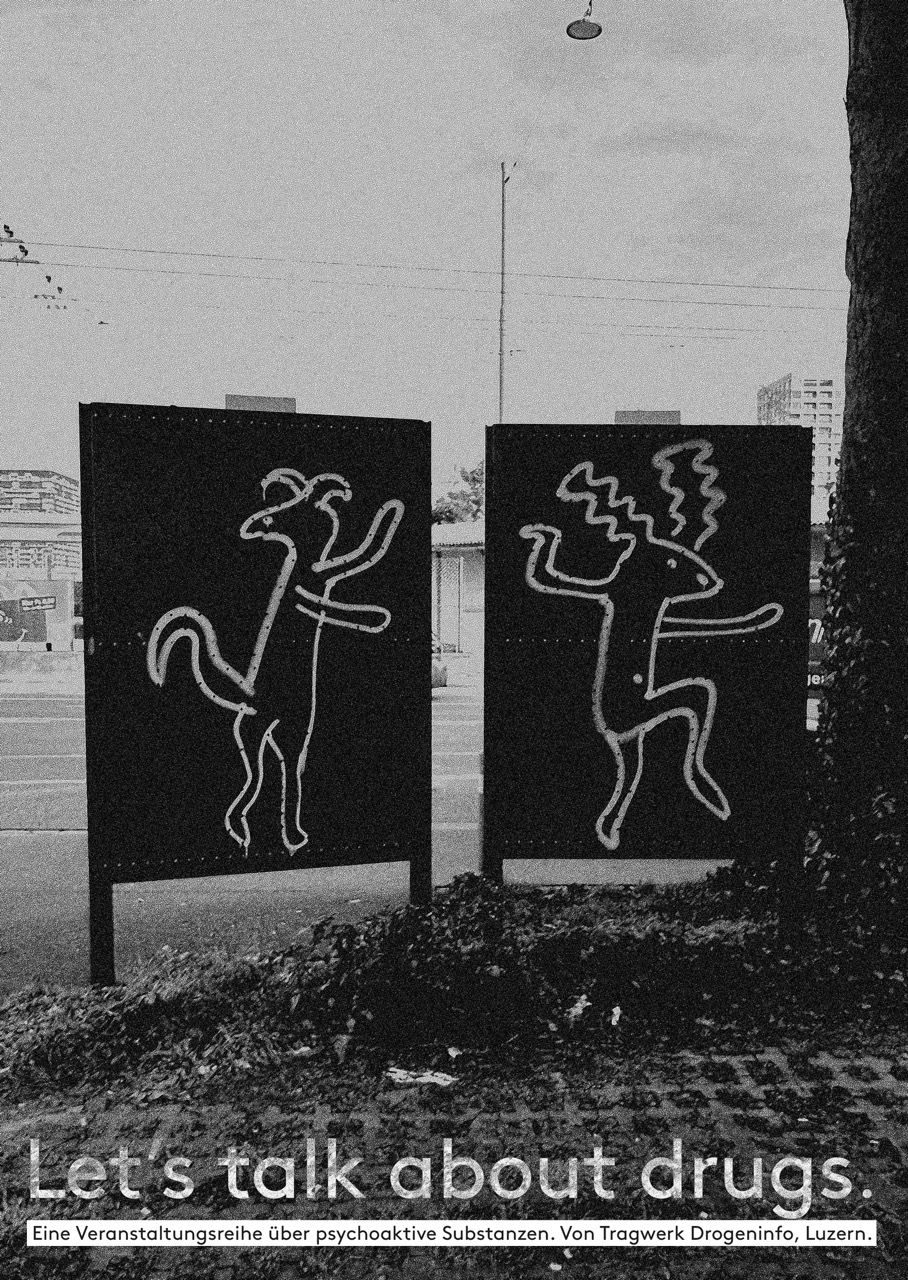 Schwarzweissfotografie von zwei Werbeschildern, auf deren schwarze Rückseite zwei tanzende Tiere mit weisser Sprühfarbe aufgetragen wurden.
