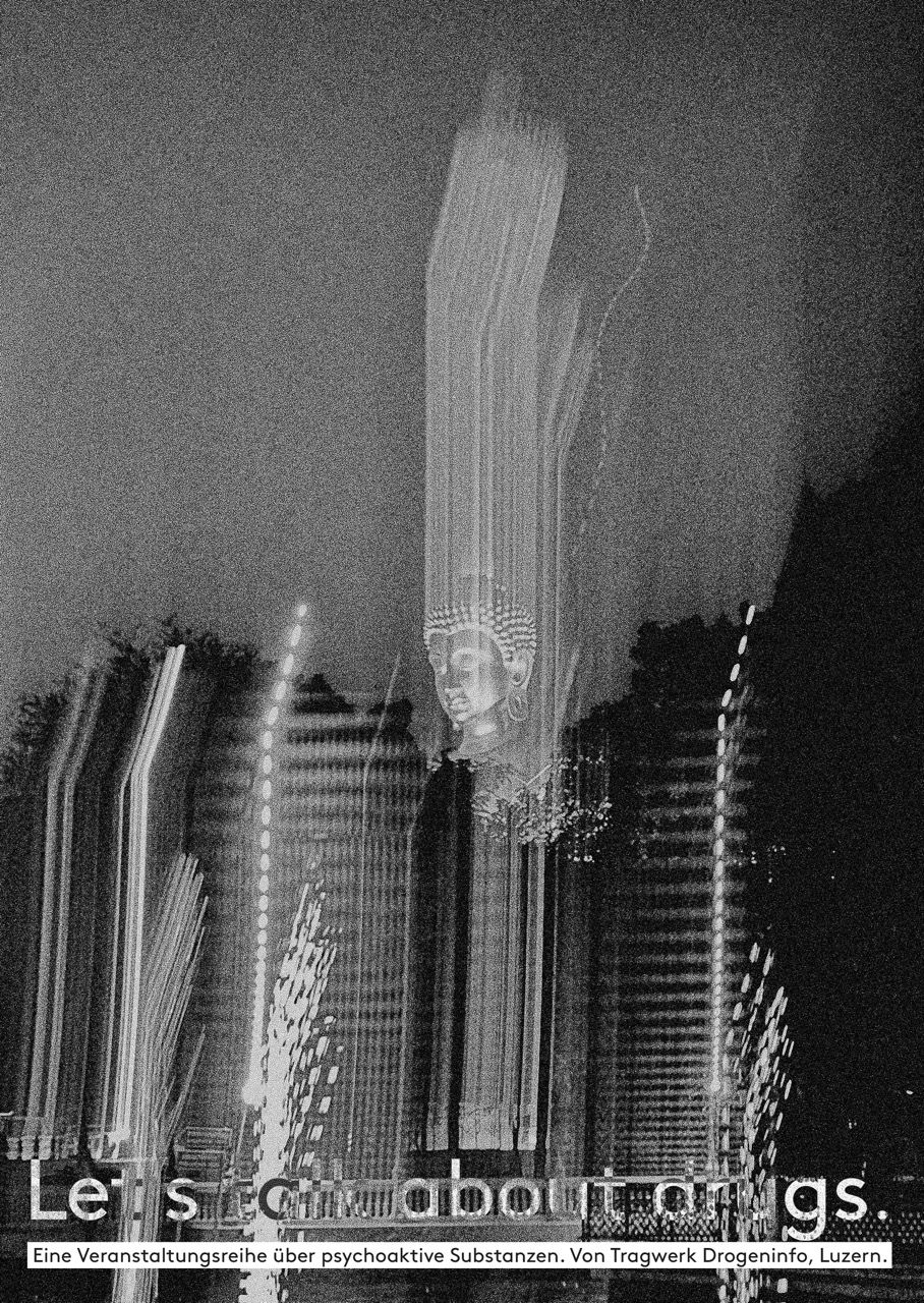 Eine Schwarzweissfotografie von Hochhäusern in der Nacht, die durch die lange Expositionszeit und dem Bewegen der Kamera Lichtschlieren hat.