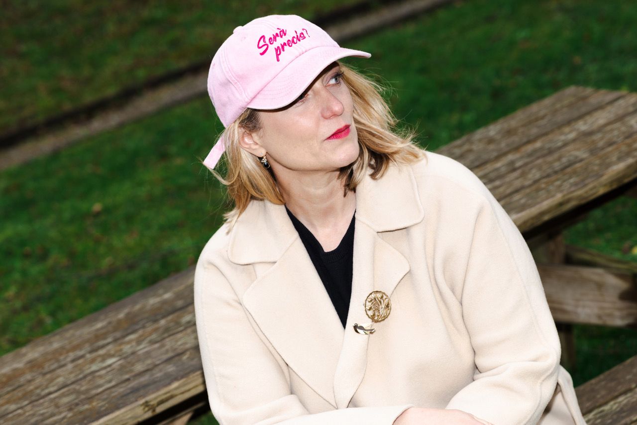 Promobild einer Person auf einer Holzbank sitzend