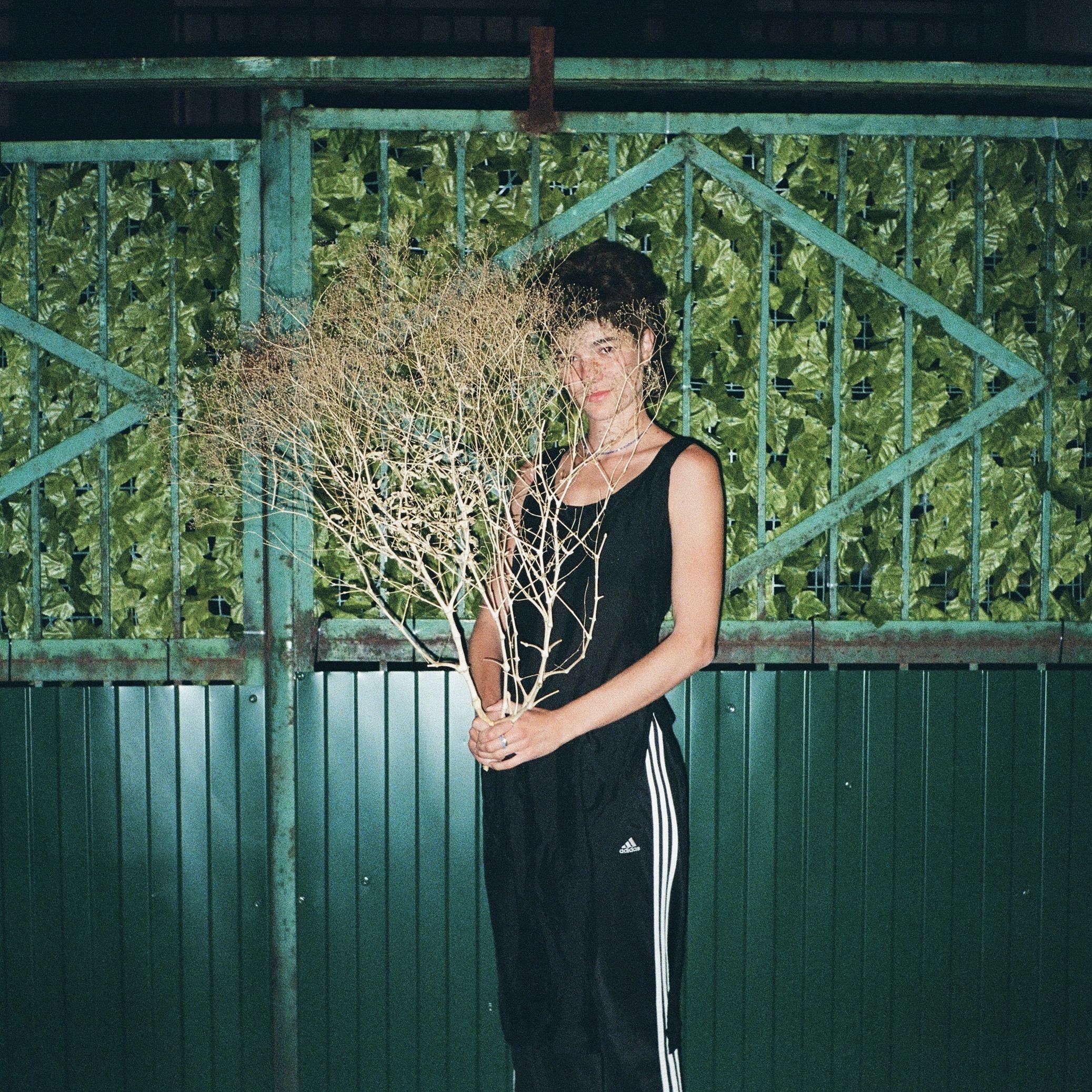 Foto von der Künstlerin vor grünem Hintergrund