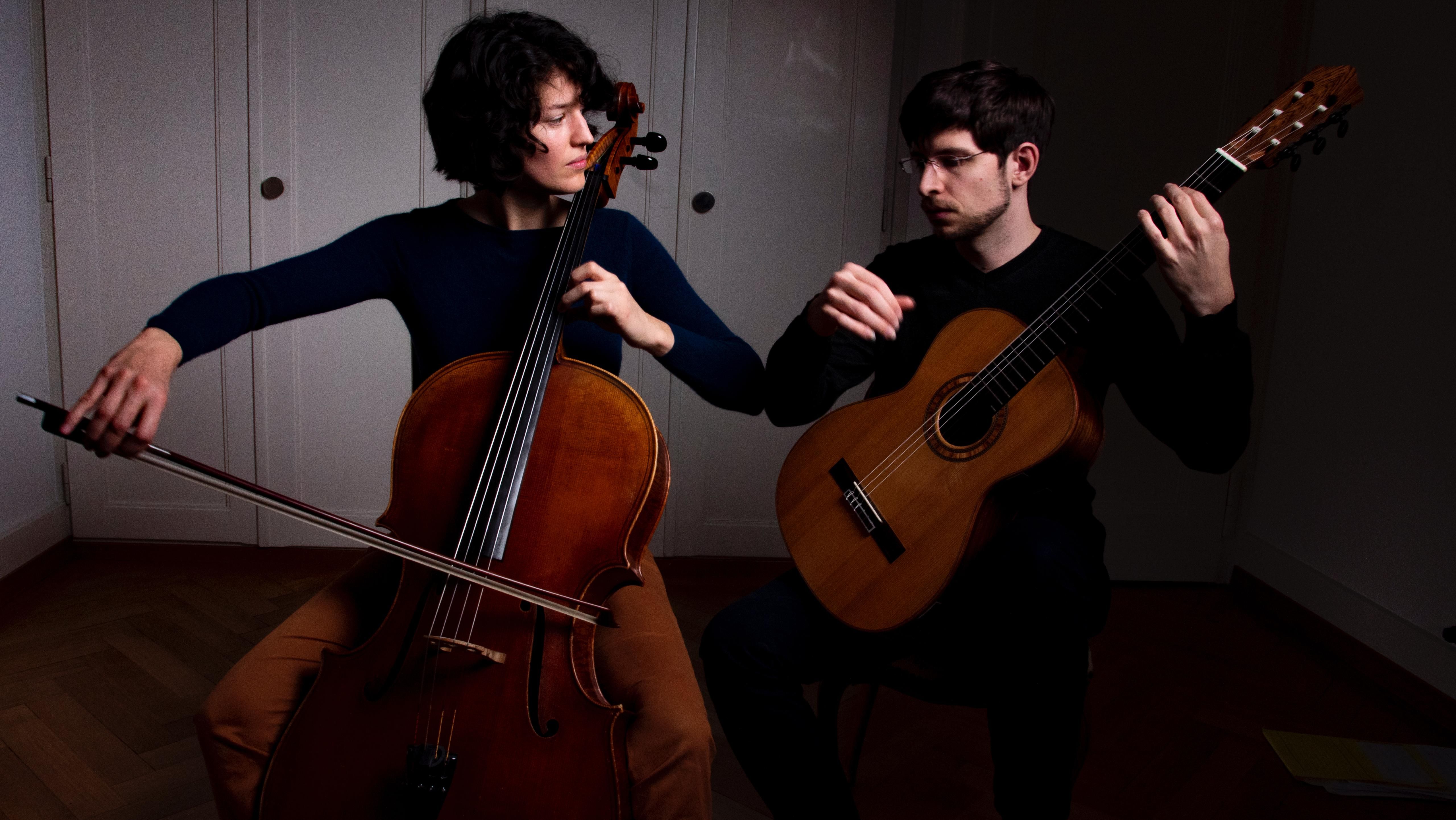 Eine Frau mit Cello und ein Mann mit Gitarre.