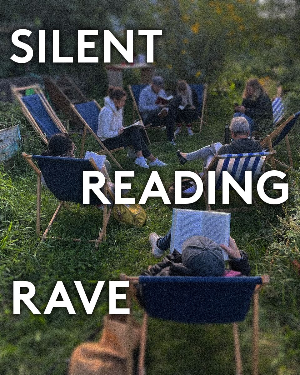 Menschen in Liegestühlen, die Bücher im Freien lesen. Der Schriftzug Silent Reading Rave ist ebenfalls drauf.