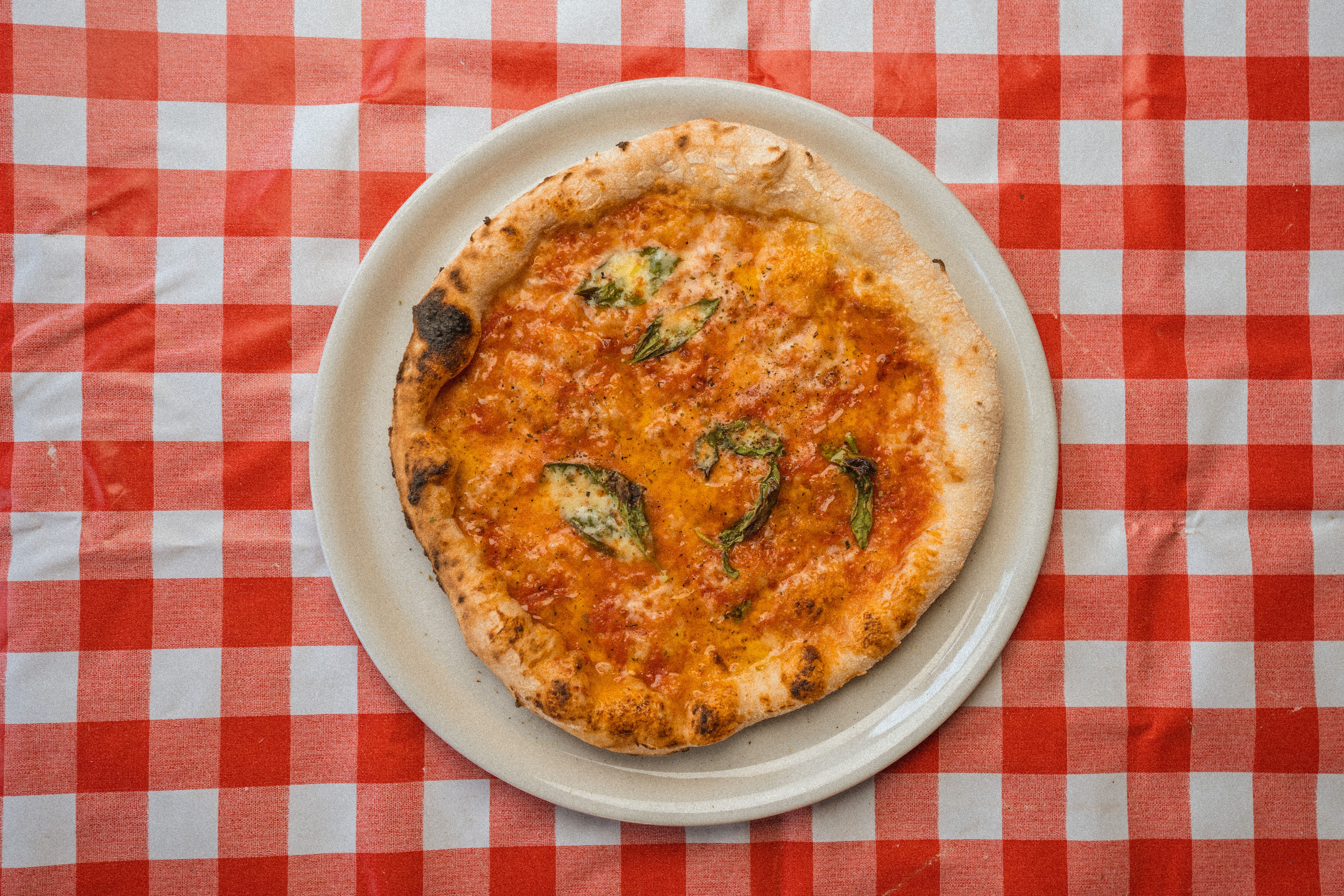 Pizza auf Teller 