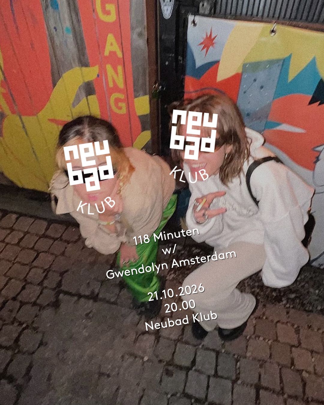 Zwei Frauen stehen lachend vor einem bunten Container